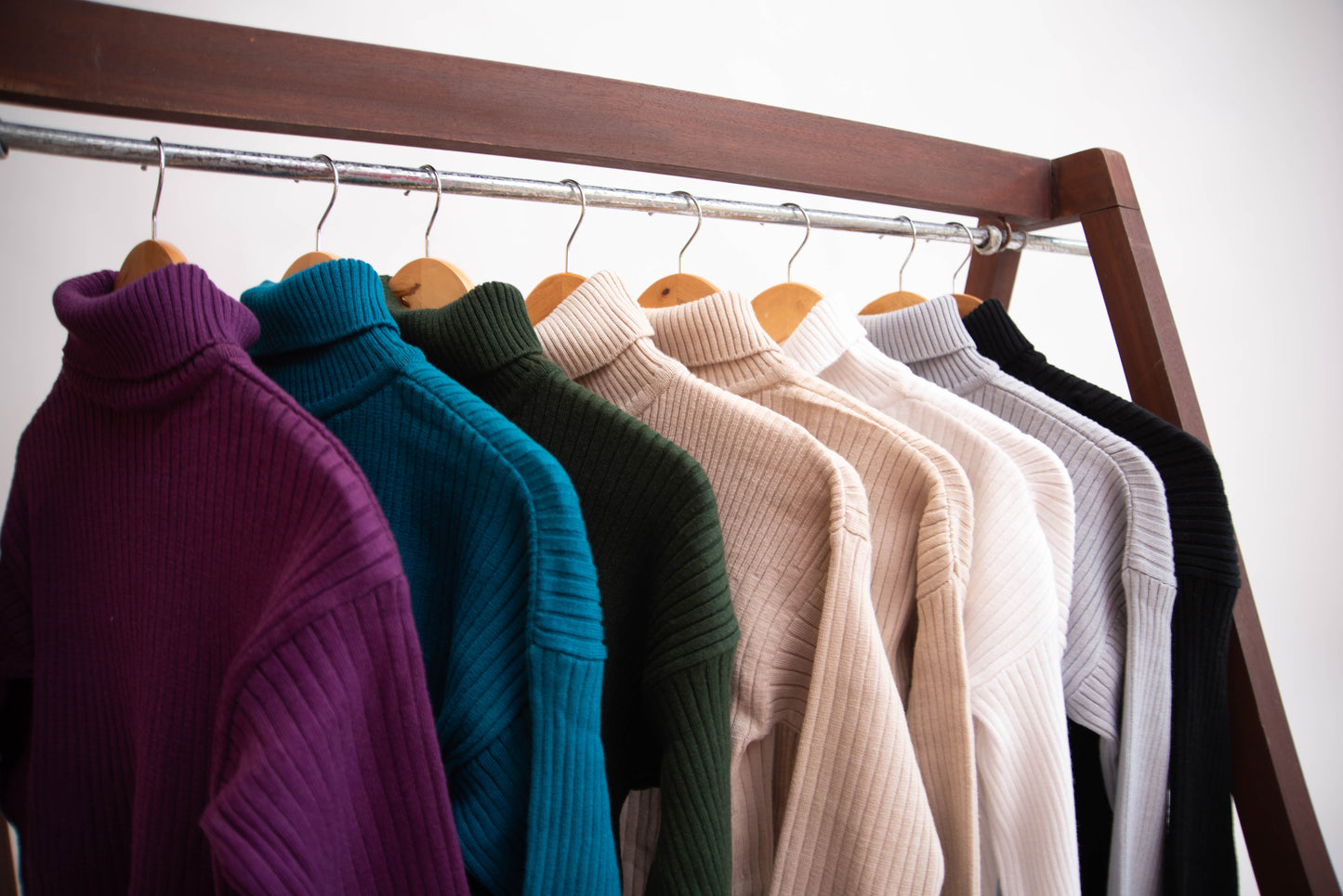 HIGH NECK RIBBED