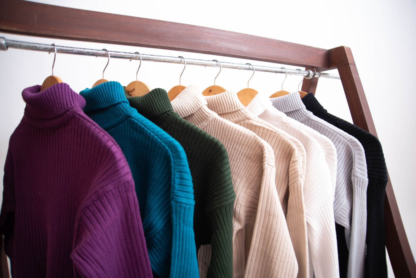 HIGH NECK RIBBED