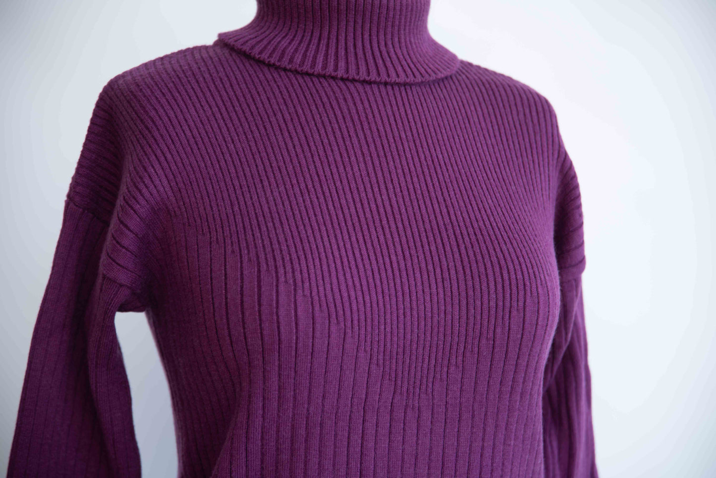 HIGH NECK RIBBED