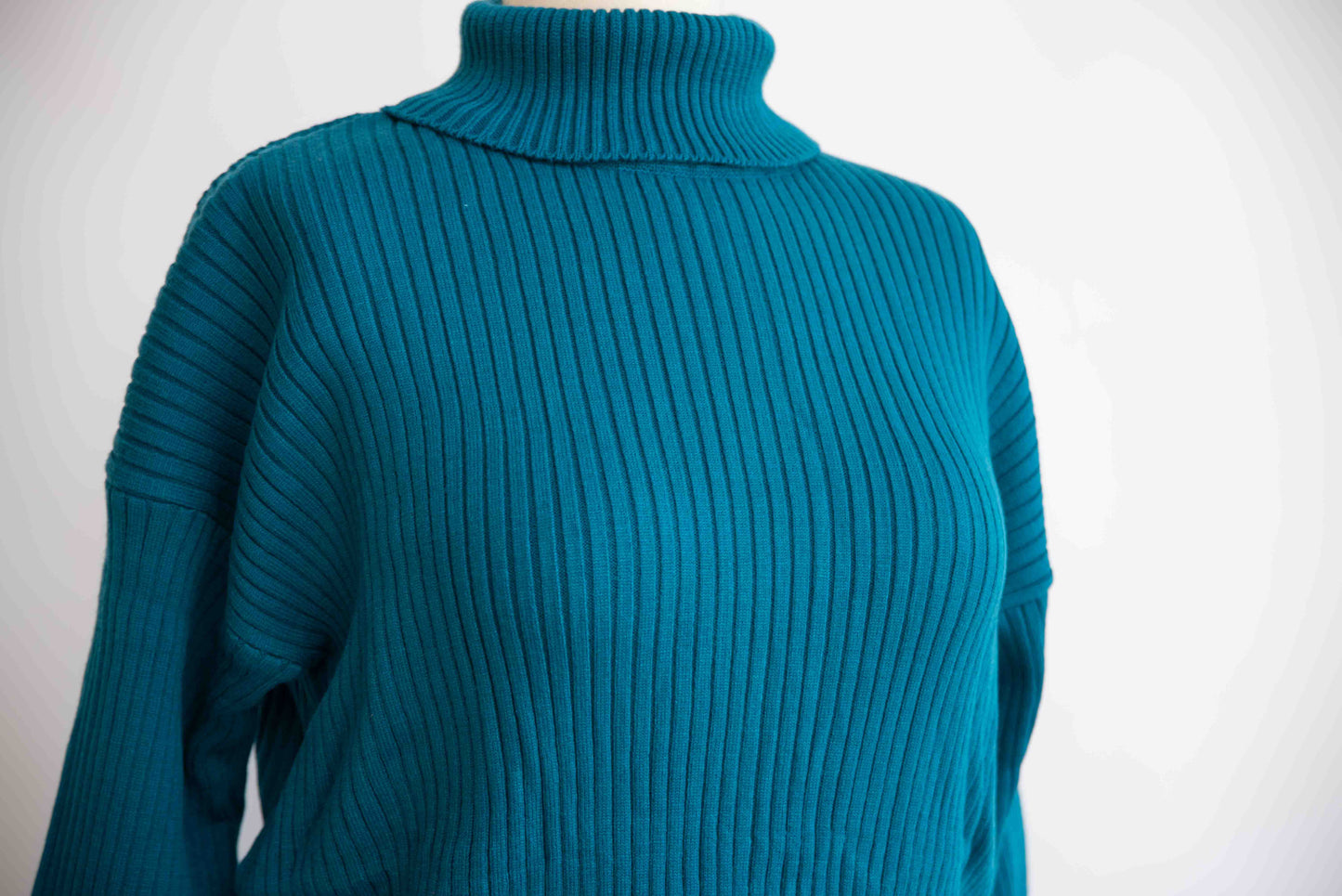 HIGH NECK RIBBED