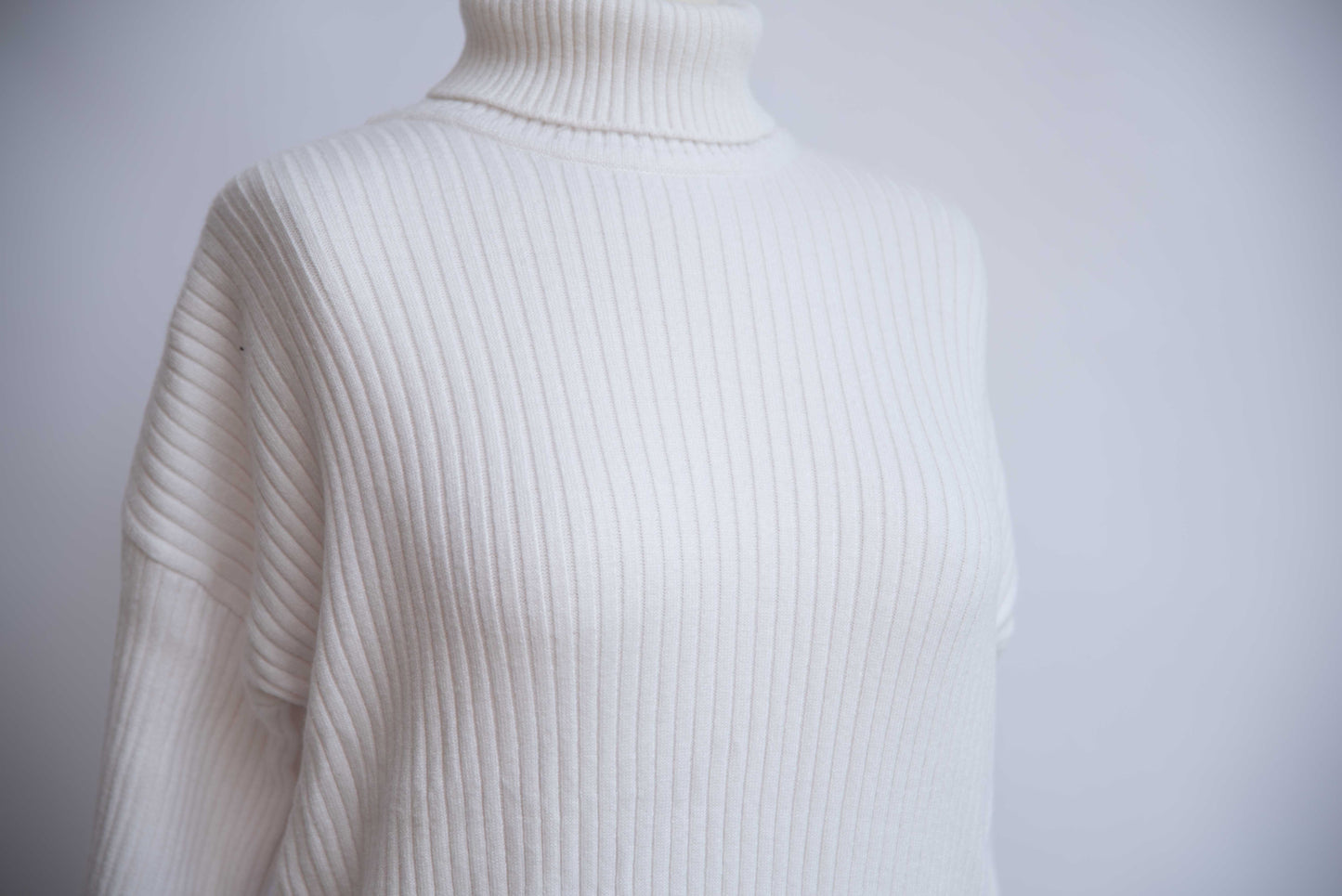 HIGH NECK RIBBED